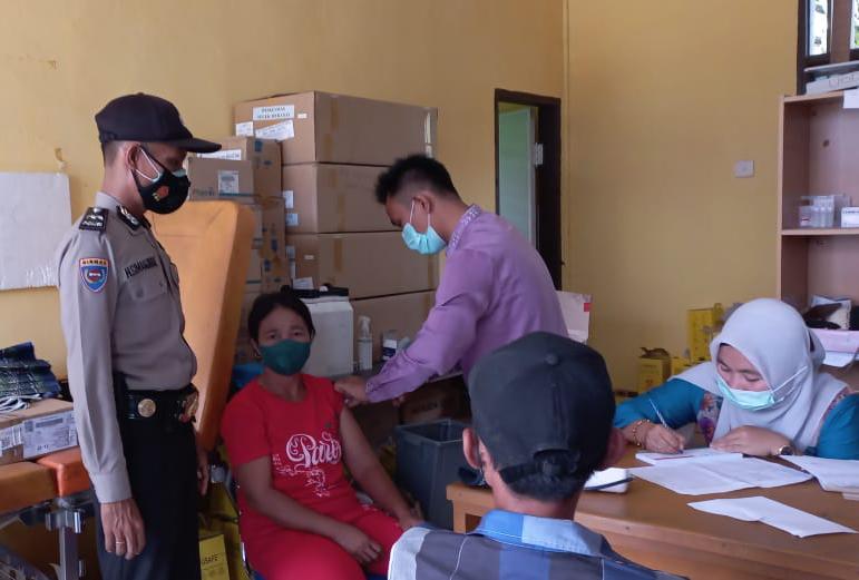 Sukseskan Giat Vaksinasi, Polsek Teluk Meranti Bantu Mengkawal 